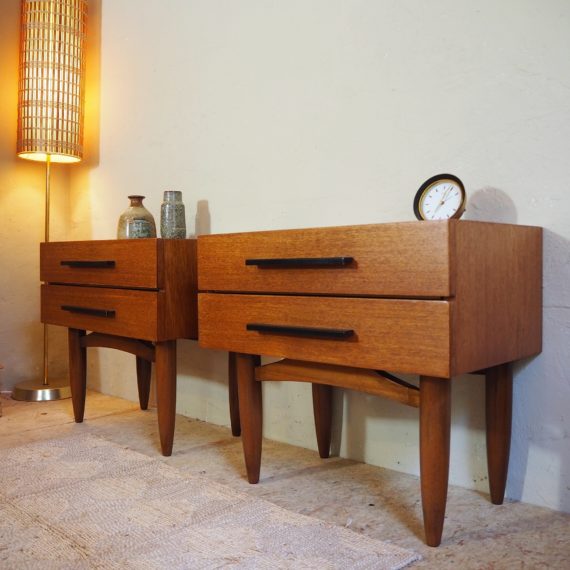 set Pastoe nachtkastjes - teak, 2 lades met zwart metalen greepjes - 50x30xh45,5cm - sold