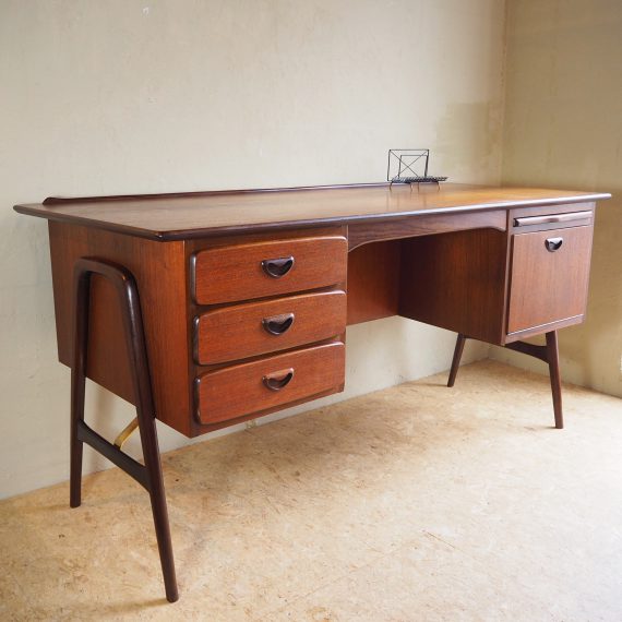 50's Directie Bureau 'Boomerang' by Louis van Teeffelen, Wébé - Writing desk - 152x65x74cm - blad heeft licht wat verkleuringen, verder in zeer goede staat - het bureau heeft een lichte ronding vandaar de naam. achter nog een open boekenvak dus ook mooi vrij in de ruimte - sold