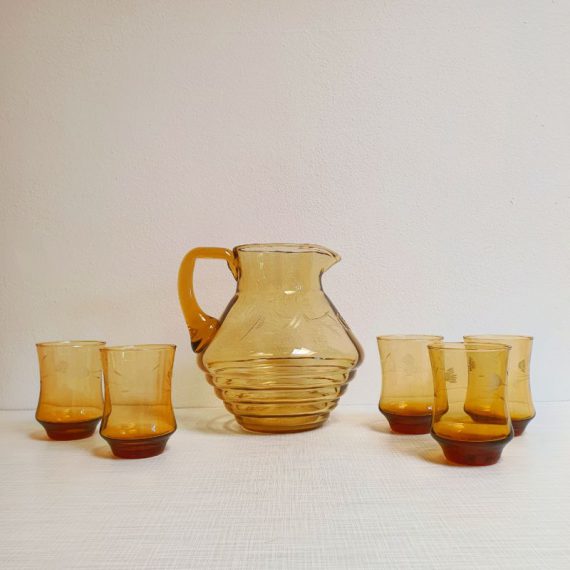 Vintage Waterkan / Sapkan set met 5 drinkglazen - Amberkleurig glas met bloem gravure - z.g.a.n. - € 28