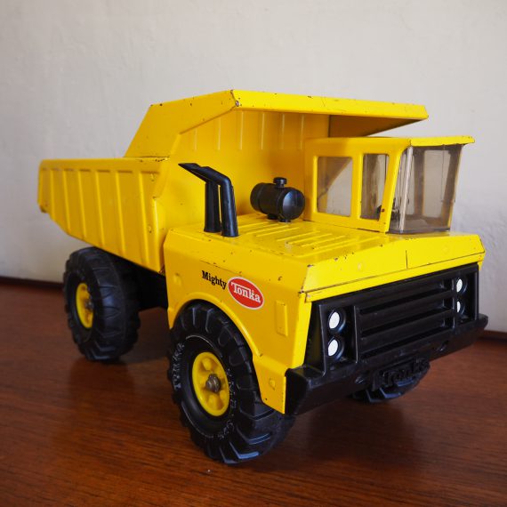 Mighty Tonka dump truck - 50x20x26cm - 1976 - beetje roest in de laadbak, verder in prima staat, mooi oud geworden! - sold