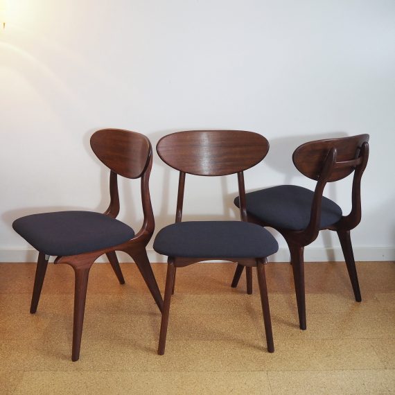 Drie stuks stoelen van Louis van Teeffelen voor Wébé, Dutch design - Teak, met nieuwe bekleding op de zittingen; sterke meubelstof in antraciet - in goede en mooie staat - Sold