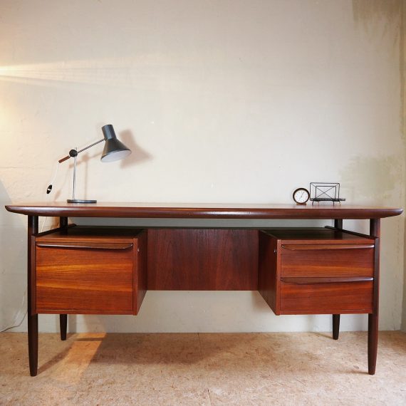 Tijsseling Directiebureau met aan de achterkant een boekenvak, dus ook mooi vrij in de ruimte te plaatsen - Vintage Dutch design writing desk - 175x75x75cm - in goede vintage staat, wat butsen langs de stoelranden, het blad is zeer mooi - sold