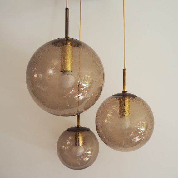 Vintage 70ies Pendant Bollen Lamp - Glashutte Limburg - Rookglas druppel met messing - H90cm Bollen 30, 25 en 20 cm- Zeer goede staat met grote witte ronde plafondplaat - sold