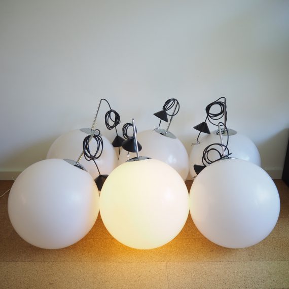 Zes grote Bollampen Ø50 cm - Raak style mooi diffuus licht - Kunststof bollen, chromen armaturen - snoeren variërend van 100 tot 300cm - porseleinen fitting max 100 watt - goede vintage staat - sold