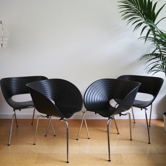 set 4 Vitra Tom Vac Stoelen - ontwerp Ron Arad - zwarte schaal met chromen onderstel - Stapelbaar - in goede staat met wat gebruikssporen - Sold