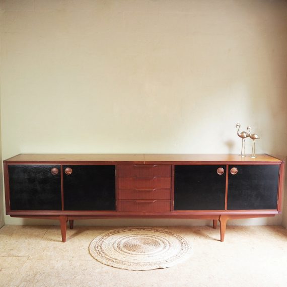 Vintage design 60's Sideboard / Dressoir - William Watting voor Fristho Franeker - Teakhout met zwart leer belegde kastdeuren - 248x43x76,5cm - met speciaal messing accent in het midden van het blad ter reparatie van zaagsnede - Mail voor meer foto's! - sold