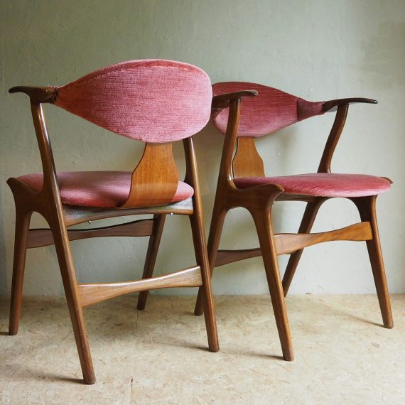 Set Cowhorn Chairs - Louis van Teeffelen voor Wébé 50's - goede staat met prachtig roze bekleding - Sold