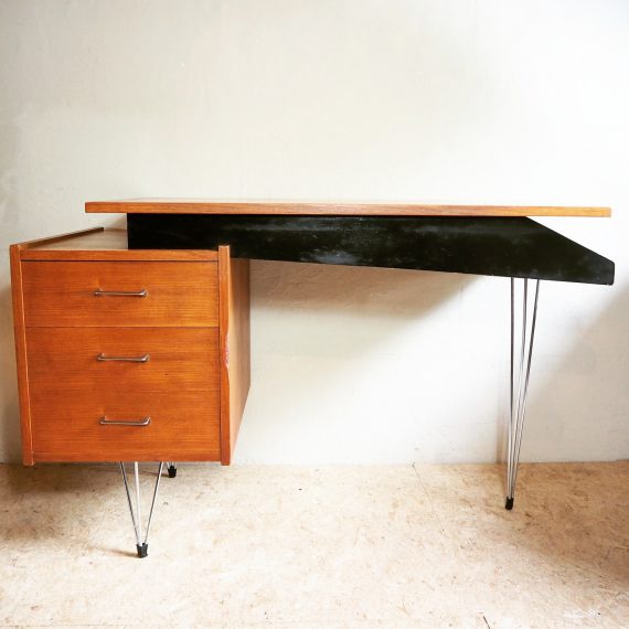 50's a-symmetrisch Hairpin Bureau / Writing Desk Cees Braakman, Pastoe - 118x60xh75cm - bij het kastje een buts langs de rand - sold