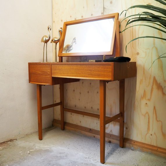 Kaptafel uit Zweden, met 2 lades en een kantelspiegel - Vintage Swedish design Dressing Table - sold