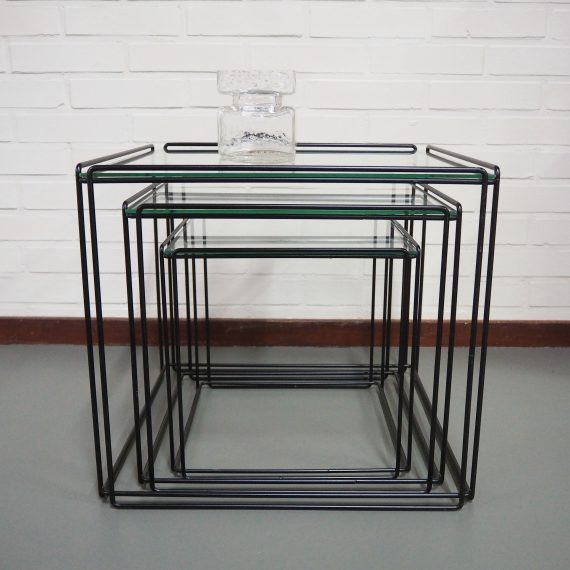 Set zwarte Isocele Nestingtables metaal en glas - Max Sauze - compleet en in zeer goede staat - tijdloos vintage design - Prijs €550