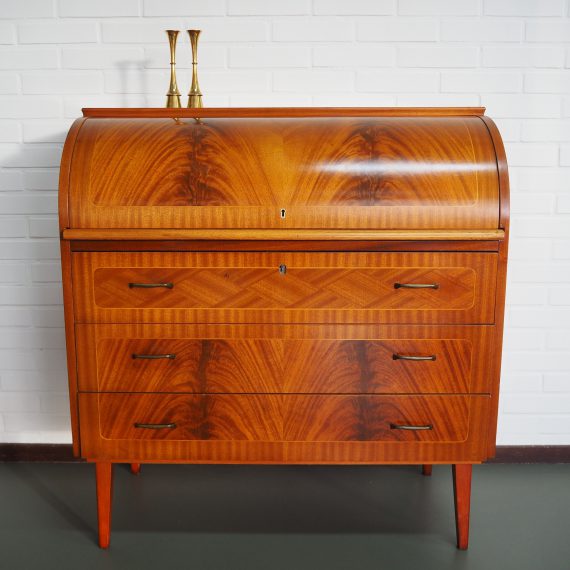 Vintage Zweeds design Secretaire - Swedish design Roll top desk by Bröderna Gustafssons - in mooie en goede staat, langs de randen achter wat bijgewerkte fineerschade - B90 D45 H96 cm en werkbladhoogte 70 cm - sold