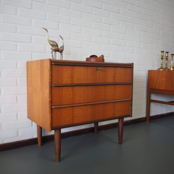 Vintage Danish design Ladenkast met 3 lades, de bovenste met sleutel - mooie slede grepen en zwaluwstaartverbindingen - 70x41xh64cm - zeer goede staat - Sold