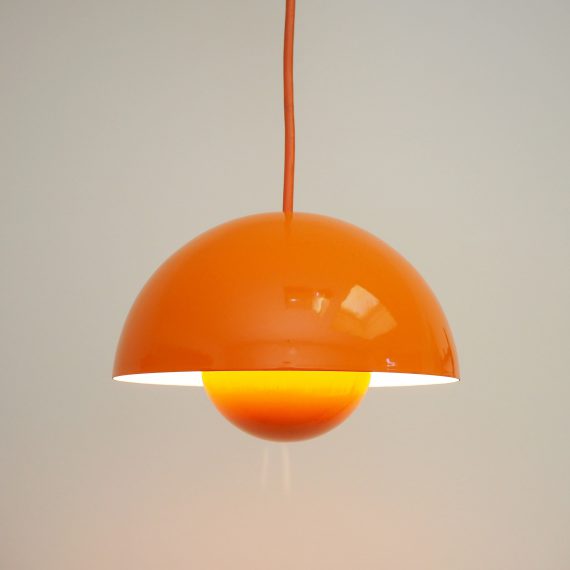 2 stuks beschikbaar: Oranje Flowerpot Hanglamp - Verner Panton voor Louis Poulsen - Vintage Danish design ø22cm - €215