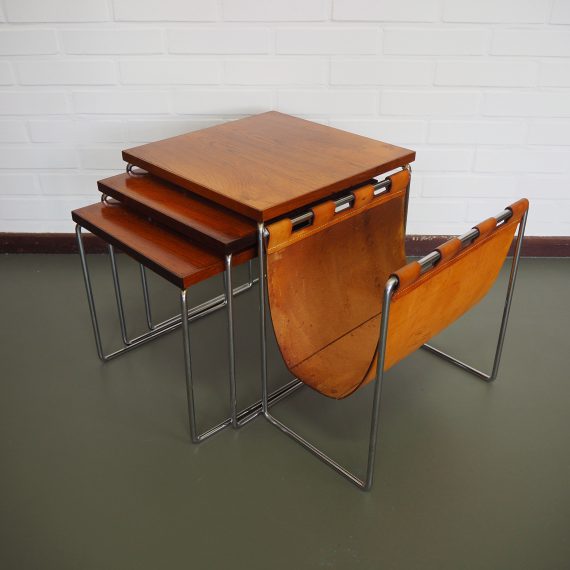 Set Brabantia nesting tables met leren lectuurvak - zeer goede staat; wat lichte gebruikssporen, het bovenste tafeltje is wat lichter verkleurd dan de andere 2 - 37 x 56 x 35 cm - sold