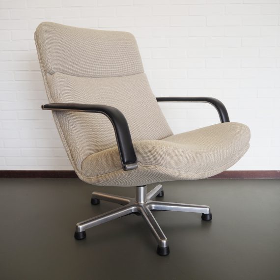 Artifort Draaifauteuil / Swivel Lounge Chair Model F141- Geoffrey Harcourt 1970 /1980 - in naturelle de Ploeg stof, armleggers bekleed met zwart leer - in zeer goede staat, wel heel licht een kring op de zitting, amper zichtbaar. Zit heerlijk! - sold