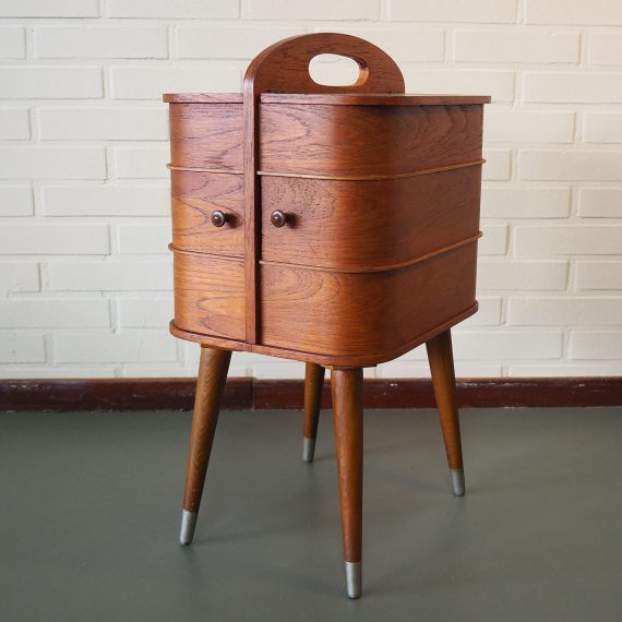 Vintage Deens design Naaibox op elegante pootjes met metalen voetjes - Teak fineer/plywood met prachtige nerf - in zeer goede staat - 35x29x60cm - Danish design Sewing Box - Sold