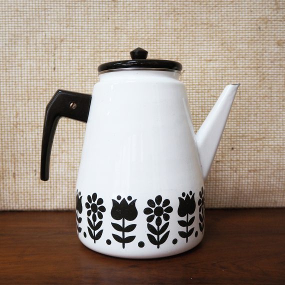 Z.g.a.n. Vintage Theepot uit Denemarken - emaille met zwart bloemmotief en met bakelieten handvat - € 35