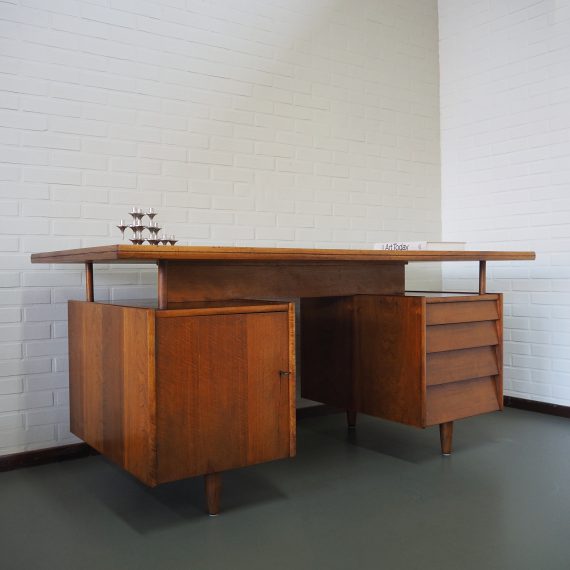 Royaal Directeursbureau / Bureau met zwevend blad in prachtig walnoot hout met 2 grote diepe blokken met kast en 4 lades - Zware massieve kwaliteit - in goede vintage staat, het blad heeft wat gebruikssporen - Vintage design Office Desk - 164x84xH75,5cm - sold