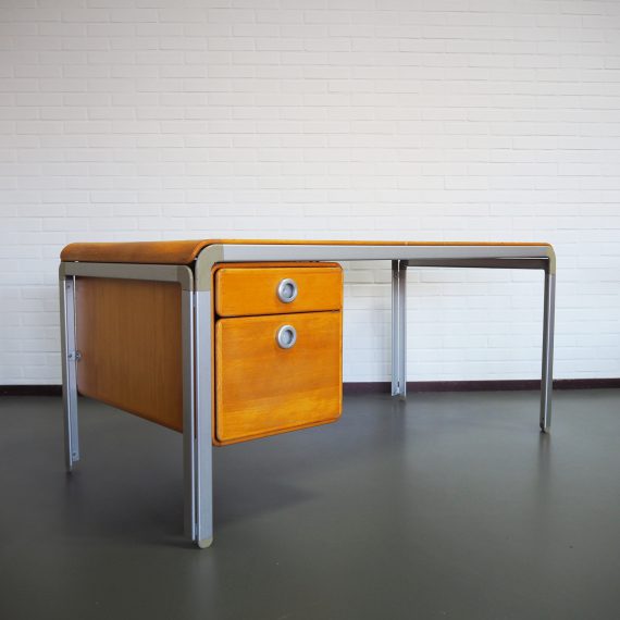 70's 'DJOB' Bureau / Writing Desk, rare, designed by Arne Jacobsen for the Danish National Bank Copenhagen -Aluminium frame met een mooi afgerond blad en ladenblok in beukenhout - in gebruikte staat wat het een industriële look geeft; er missen 3 halve voetjes, constructief in stevige goede staat- 150x77xH70cm - Zeldzaam, zeker hier in Nederland - sold