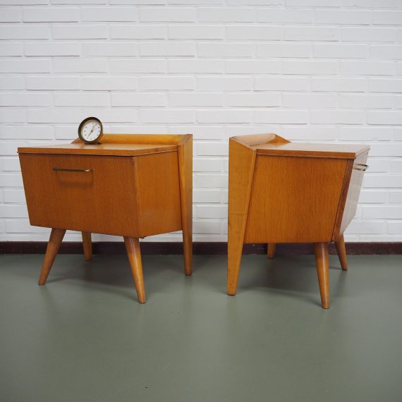 Bijzondere set Geometrisch gevormde Nachtkastjes met klep 50's / 60's - Vintage Mid Century Bedside tables - 45x36xh46cm - Sold