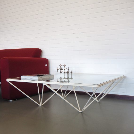 Salontafel / Coffee Table in de stijl van ALANDA by Paolo Piva for B&B Italia - Geometrisch en luchtig vormgegeven onderstel van wit gelakt metaal met een blad van dik glas - in goede vintage staat; hier&daar wat lak er af, het blad heeft oppervlakkige gebruikerssporen maar geen chips of schade - Jaren 80 Postmodern design, de witte uitvoering zie je niet vaak! - 100x100x31,5cm - sold