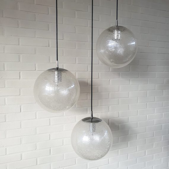 Nog 2 beschikbaar - Peill & Putzler Bollamp van Bubbelglas (gemerkt) - Bubbellamp ø30cm snoerlengte 250cm - op de chromen houders zijn ooit 2 gaatjes geboord, verder in prima staat en incl. plafondkap - Per stuk € 150