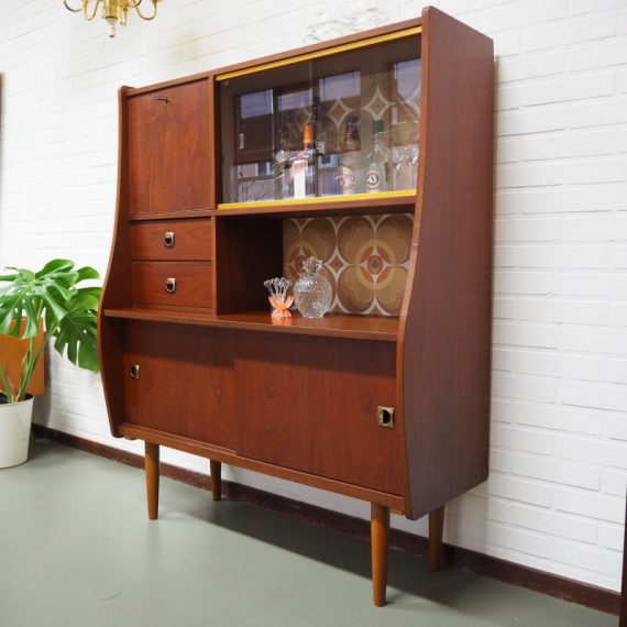 Veelzijdig 60's Vintage dranken / buffet / vitrine Kastje in teakhout met vitrine, vak met klep (incl. sleutel), open vak, 2 lades en schuifdeuren - 106x40cm H130cm - in goede, gebruikte vintage staat - sold