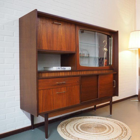 Vintage Wandmeubel - Buffetkast / Vitrinekast - B150xD40xH136 cm - in goede vintage staat - met lade, 2 schuifdeuren, 1 vitrinegedeelte met glazen deuren en legplank, 1 klep onder, en boven een klep met ruimte voor dranken; met spiegelachterwand en verlichting - sold