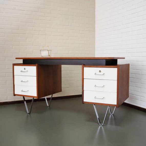 60's Pastoe Bureau by Cees Braakman,metalen luspoten en zwevend blad, 6 witte lades - hier en daar reparaties aan het fineer en wat vlekken op het blad, tussen de ladeblokken heeft een (niet origineel) vak gezeten, daar zie je de verkleuring nog van, verder in goede stevige vintage staat - 142x60cm H76cm tussenbreedte 60 cm - sold