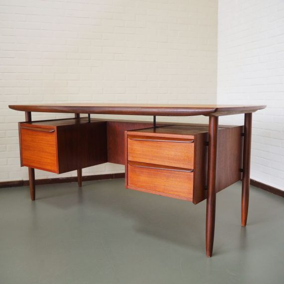 Groot 60's Directeurs Bureau ontworpen door Tijsseling voor Propos Hulmefa, Pekela - met zwevend blad, drie lades en ruim opberg/boekenvak aan de achterzijde, kan mooi vrij in de ruimte staan -174x74cm H75cm tussenbreedte 57,5cm - In zeer goede vintage staat - Hoogwaardige en zware kwaliteit, prachtig afgeronde vormgeving - sold