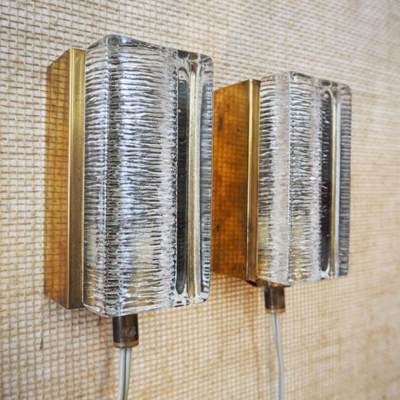 Set VITRIKA Wandlampen ATLANTIC, in brass / messing met dik ijsglas - Deens design - 13x8x7cm - in zeer goede vintage staat met mooi patina - Setprijs € 440