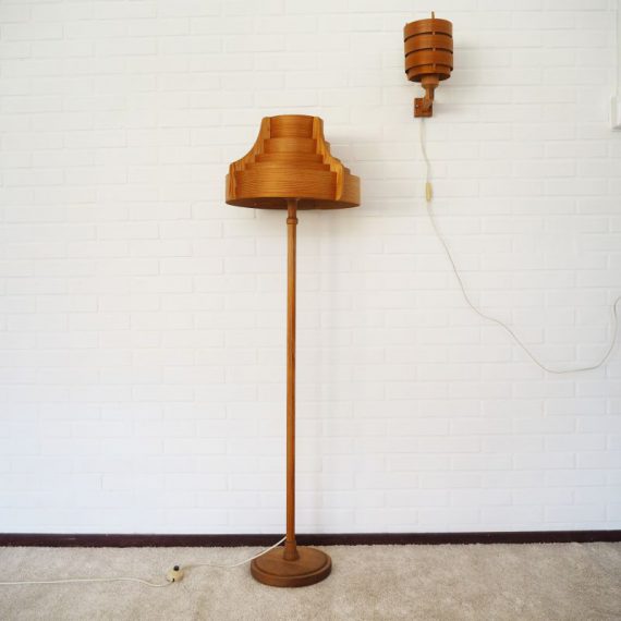 Zweeds design Lampen in hout en plywood by Hans Agne Jakobsson for Ab Ellysett Markaryd, Sweden - in goede vintage - en goed werkende staat, beide lampen hebben een reparatie, mail voor meer foto's! - Vloerlamp €290 Wandlamp €175