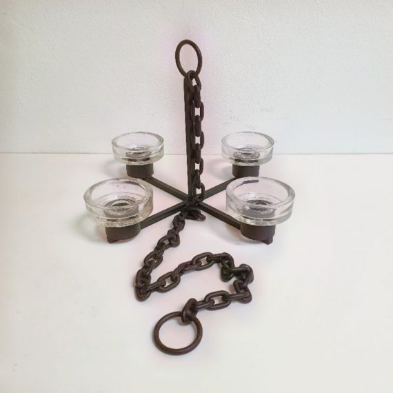 Vintage Zweedse gietijzeren Hangkandelaar / Kandelaar met 4 dikke glazen geschikt voor waxinelichtjes en gewone kaarsen - Wrought iron Candlestick with 4 Glass Candle holders Sweden 60's - 25x25x95 cm - € 55
