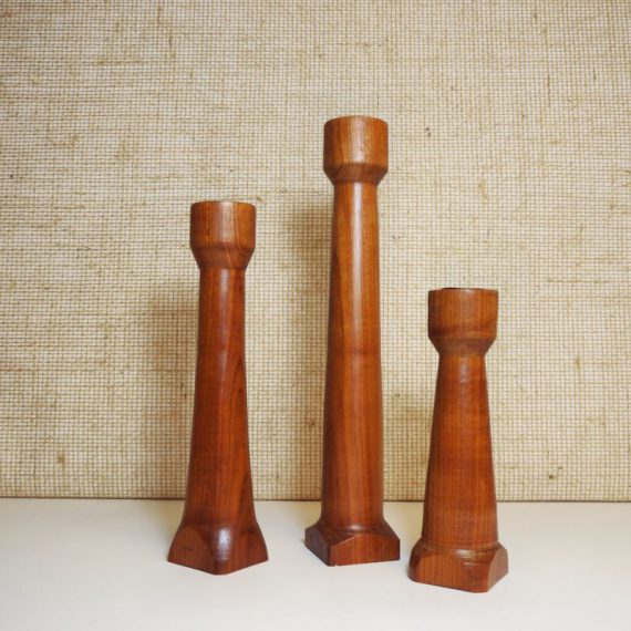 Vintage handmade Deense Set teak houten Kandelaren - Danish design Candle holders - 29 23 en 17,5cm hoog en in prima staat - setprijs € 85