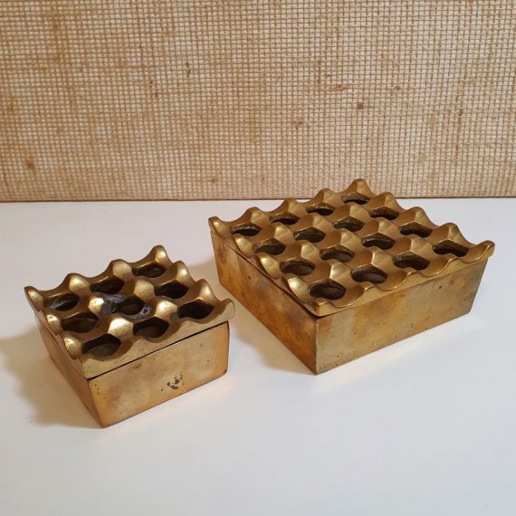 Vintage 60's / 70's messing Asbakken 'ULTIMA' by Ljungberg-Bäckström - Brass Ashtray - 12,5x12,5x5cm in goede staat €185 en 8,2x8,2x4,5 wat meer gebruikt €75