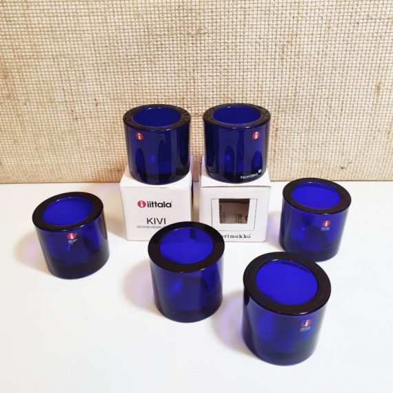 Iittala Marimekko Kivi Kandelaren 6cm, Heikki Orvola, Finland - 6 stuks waarvan 2 nog in doos - in zeldzaam diep Kobaltblauw - Per stuk € 25 (6 stuks beschikbaar).