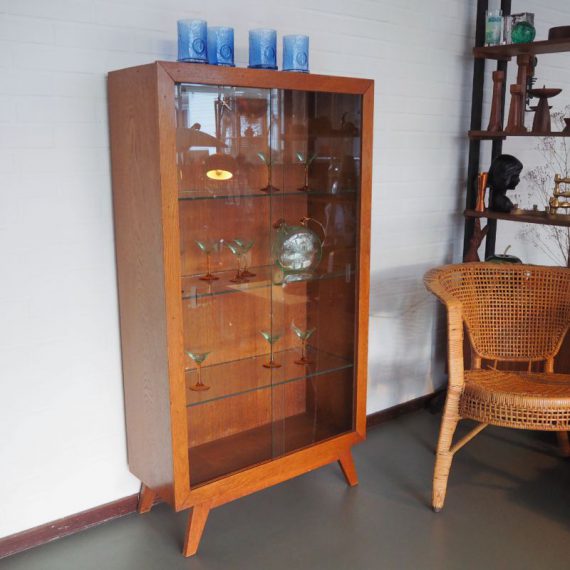 Unieke Vintage Vitrinekast Show Kast met verlichting - Teak met stevige schuine pootjes, glazen deuren met ingeslepen greepjes en 3 glazen planken in hoogte verstelbaar - in prima vintage staat met wat gebruikssporen - B71xD29xH130cm - sold