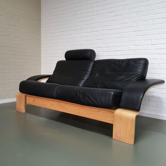 1970's Sofa 'Kroken' by Ake Fribyter for Nelo Mobel Sweden - 2 zits, zwart leer en met 1 afneembare hoofdsteun - mail voor meer foto's, zeer bijzonder model! - B182xD90xH78cm - in goede vintage staat, licht patina aan het leer en zeer comfortabel - sold