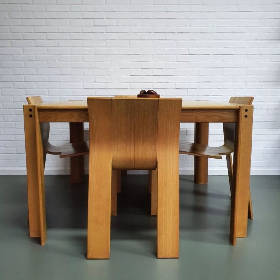 Complete Eettafel Set Castelijn Striptafel en stoelen by Gijs Bakker, Essen hout, 70's Dutch design - tafel 120x120x73cm - zithoogte stoelen 43cm - in goede gebruikte staat - Sold