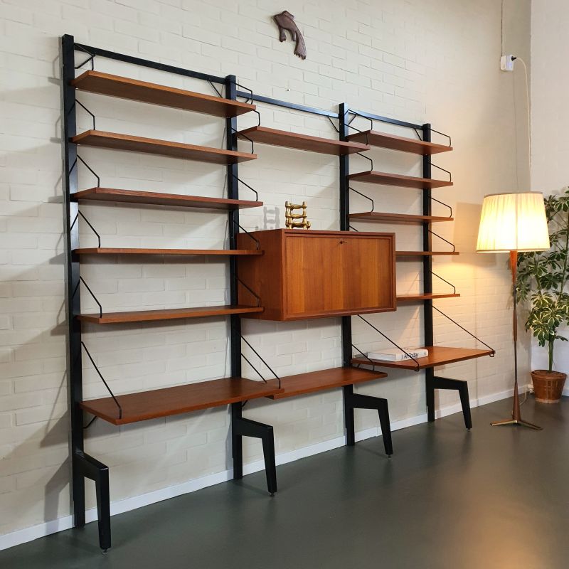 3 delig Royal System Wandsysteem by Poul Cadovius - Deens design - staand model (dus geen schroeven in de muur nodig) met 4 zwarte metalen staanders, 1 klepkast incl. de originele sleutel, 14 planken waarvan 3 diepere - in goede vintage staat - B241xD52(max)xH200cm - sold