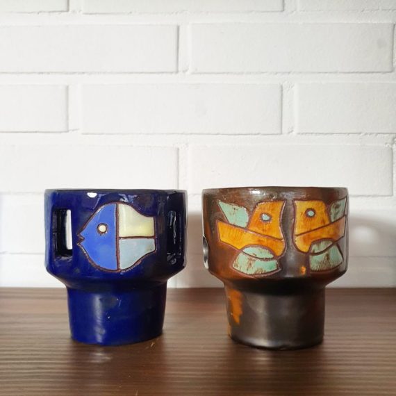 2 vintage keramiek Potten met 'raampjes' van Henk Potters (1924-2003) 1 blauwe met vis en 1 bruine met vogels - 10x10cm - beide gemerkt en in zeer goede staat - per stuk € 18