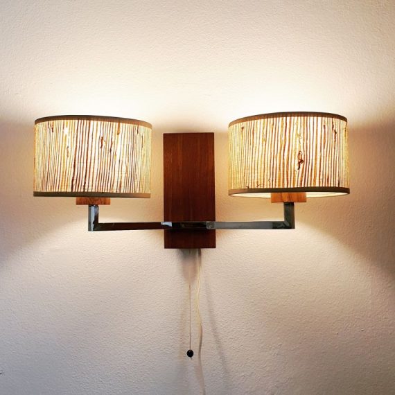 Stijlvolle Wandlamp in teak met chroom en rattan kapjes - Deens design - 43x19x20cm - in goede vintage staat met lang wit snoer en touwschakelaar - sold