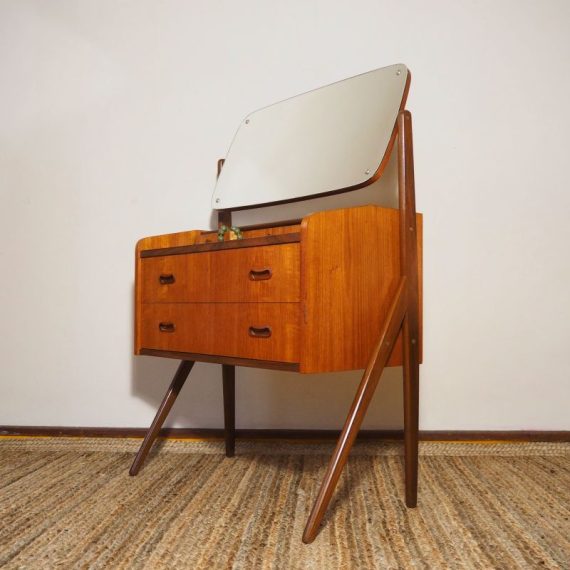 Elegante compacte Deense Kaptafel met kantelbare spiegel, 2 grote lades en 3 kleine - Danish design Dressing Table - in goede vintage staat, de spiegel heeft wat lichte leeftijdssporen - 73x40cm h63cm en h112cm - sold