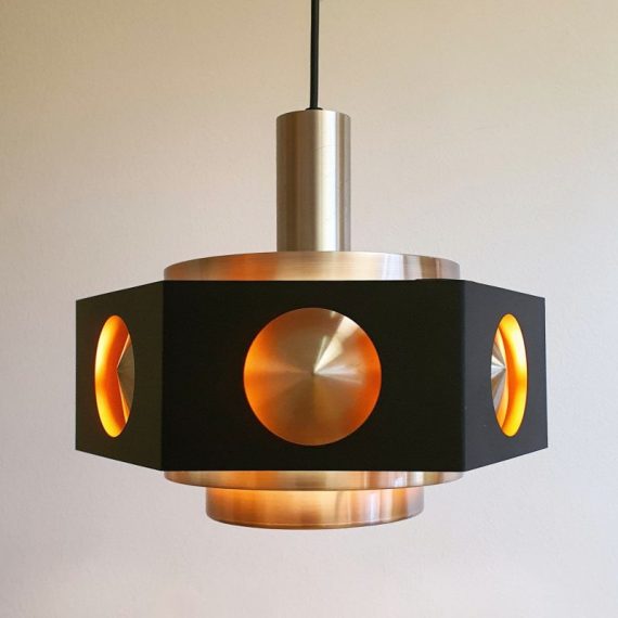 Hanglamp Vintage Deens design in aluminium met zwart en binnenin een oranje coating voor een prachtig lichteffect - 30x30cm hoogte incl snoer 180cm - in goede vintage staat - € 325