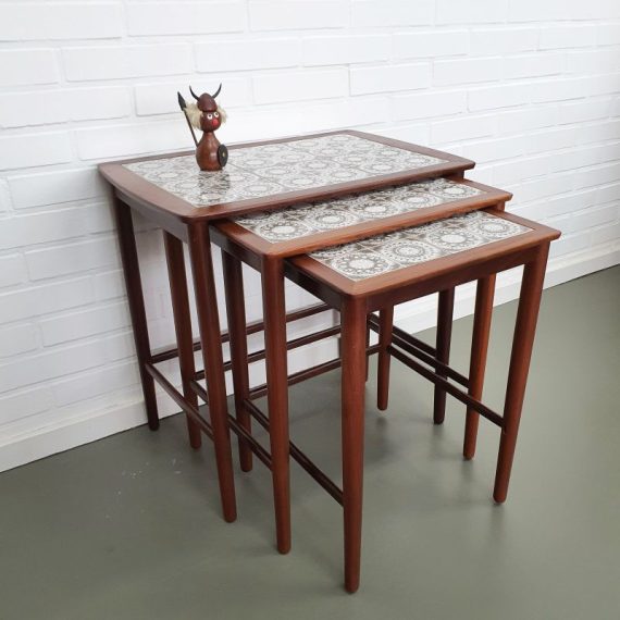 Vintage Deens design Tafelset Nestingtables - met sfeervolle tegeltjes in zacht grijs wit - ze schuiven vast in elkaar - 54x37xH52cm - goede vintage staat - € 135