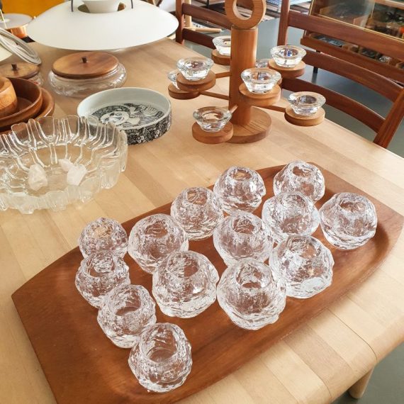 Waxinelichthouders / Candleholders Snowball by Ann Wärff for Kosta Boda Sweden - beschikbaar: 1 stuks H9 cm (niet op de foto) voor € 30, 18 stuks H7cm voor € 20 p/st. en 5 stuks H6cm voor € 17,50 p/st.