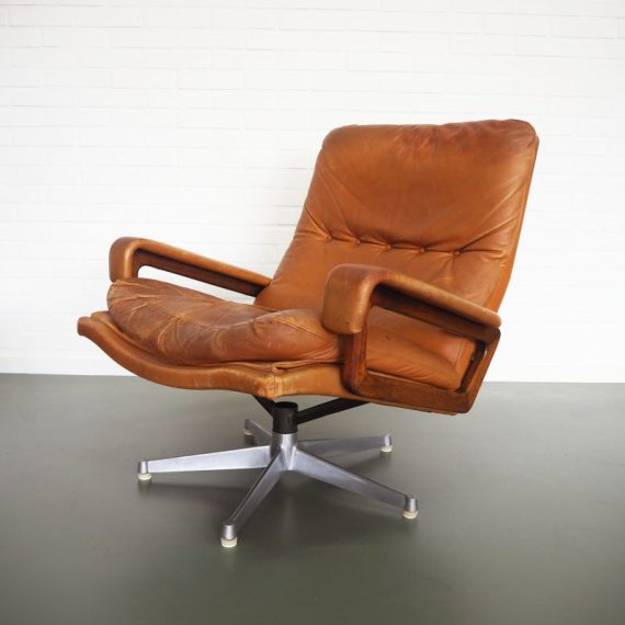 Leren 'King' Draaifauteuil - André Vandenbeuck voor Strässle (gemerkt) Zwitserland 60s - 78x72x75cm - het cognacbruine leer heeft een mooi patina en is gereinigd en verzorgd, zeer stabiel draaimechanisme en heerlijke zit - sold