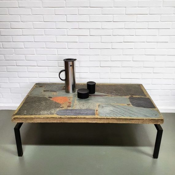 Brutalist Salontafel - Paul Kingma 1968 - zwart stalen onderstel met 'zwevend' blad van divers natuursteen / leisteen in beton, gesigneerd met messing plaatje - in goede vintage staat met mooi patina - 110x68cm H37cm - sold