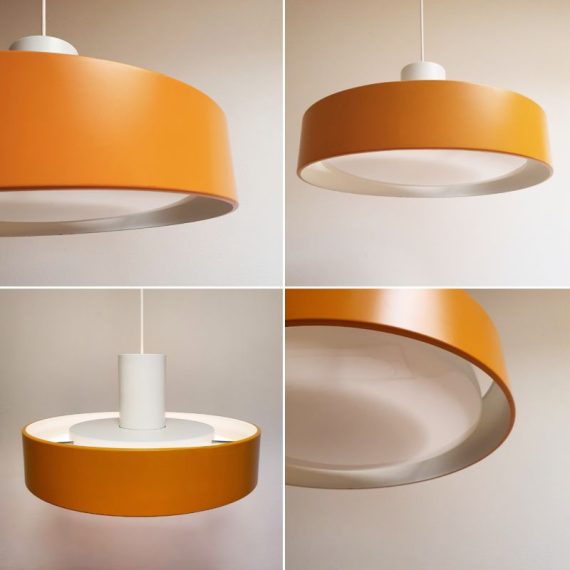 Grote Blågård Hanglamp in oranjegeel met wit metaal en witte kunststof diffuser - ontworpen door Ebbe Clemmensen & Jørgen Bo voor Fog & Mørup, 1960 Deens design - Ø45cm H24cm met heel lang nieuw snoer - in zeer goede vintage staat - sold