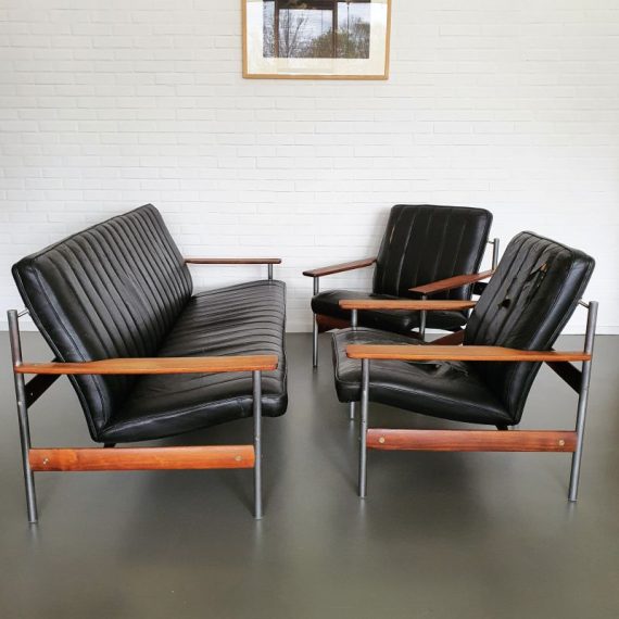 Lounge set - Sven Ivar Dysthe model 1001 voor Dokka Möbler, Noorwegen 1959 - 1 fauteuil heeft 1 losse naad, de andere fauteuil heeft meer aandacht nodig. Het leer van de bank heeft wat craquelé. Alle singels zijn nog intact maar wel al 60 jaar oud - sold